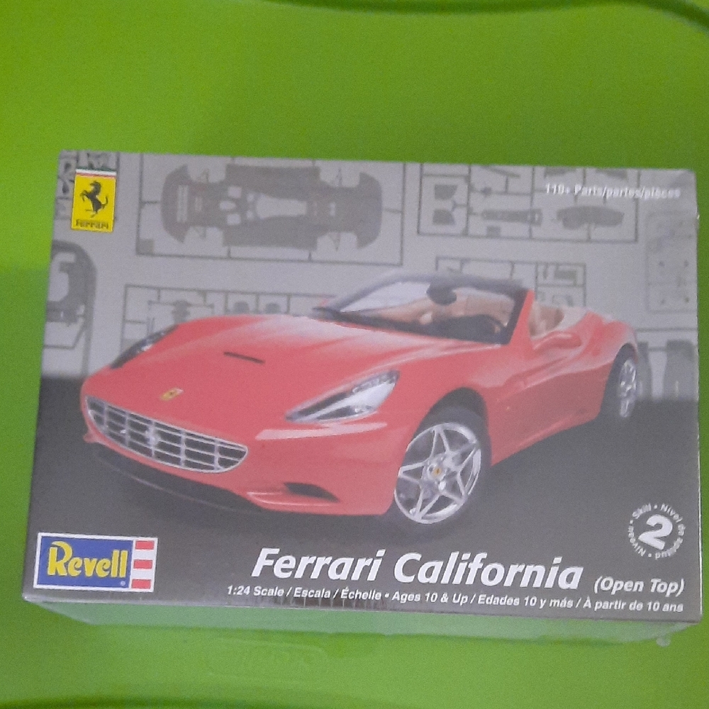 REVELL 1/24TH SCALE FERRARI CALIFORNIA MODEL KIT.